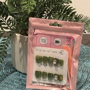 Green Press-On Nails